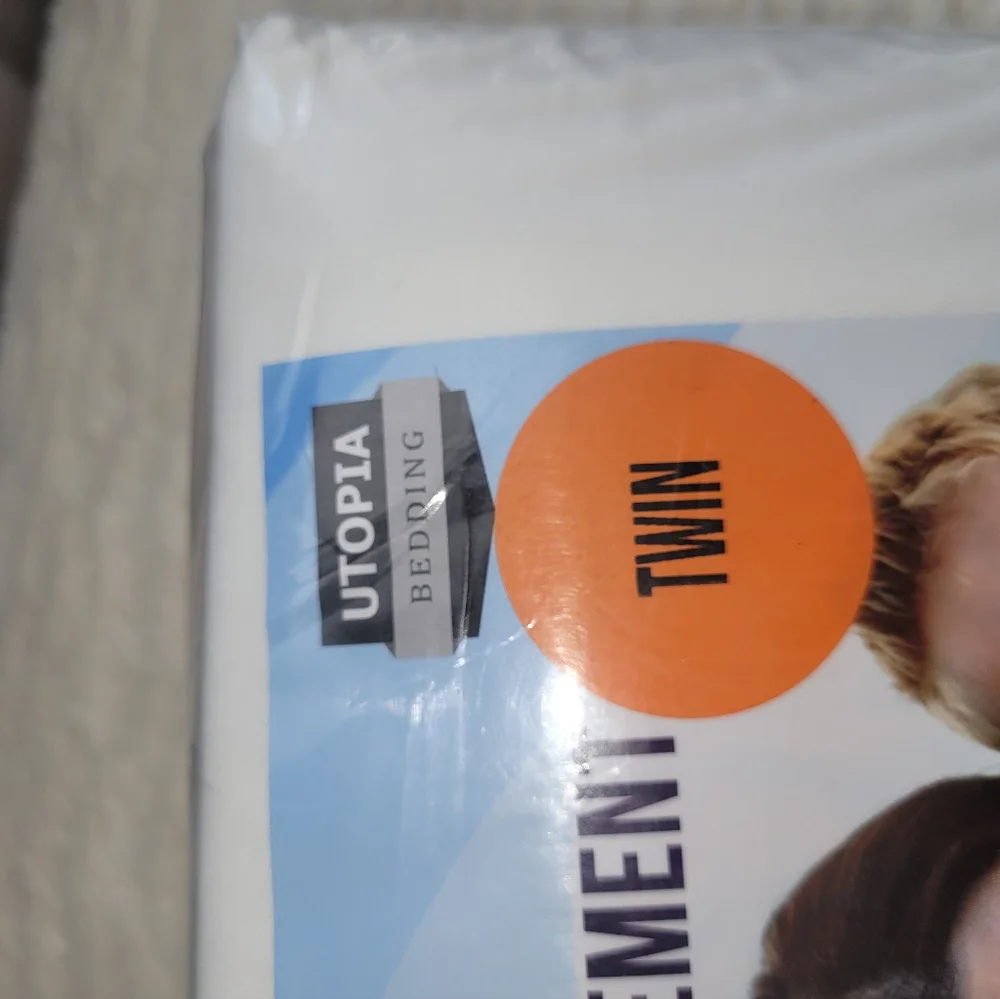 White Waterproof Mattress Encasement - Twin New